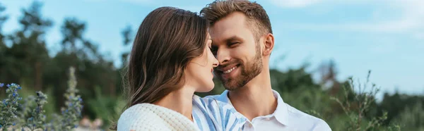 Imagem horizontal de casal feliz sorrindo e olhando um para o outro — Fotografia de Stock