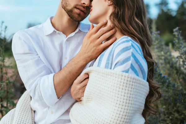 Vista ritagliata di uomo barbuto toccare fidanzata avvolto in coperta — Foto stock