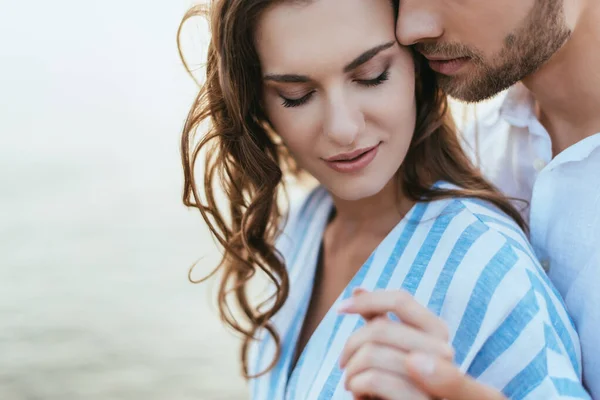 Foyer sélectif de barbu homme tenant la main avec une fille attrayante — Photo de stock