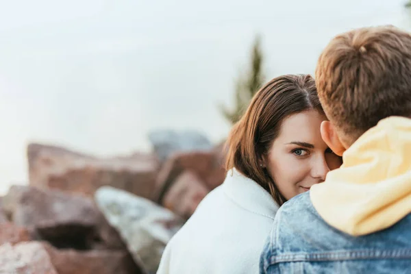 Selektiver Fokus glücklicher Mädchen, die in der Nähe ihres Freundes wegschauen — Stockfoto