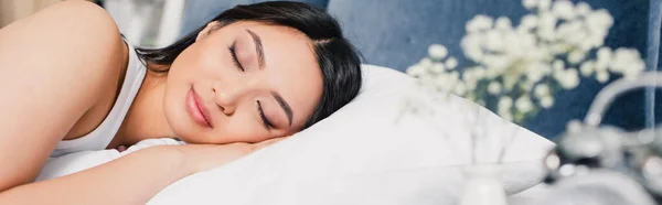 Panorâmica tiro de bela mulher asiática dormindo na cama em casa — Fotografia de Stock