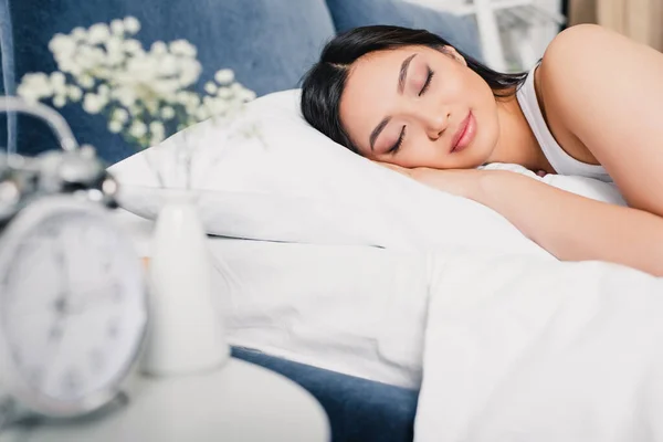 Селективный фокус азиатской женщины, спящей дома на кровати — стоковое фото