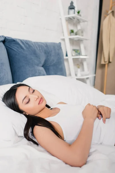 Belle asiatique femme dormir sur lit le matin — Photo de stock