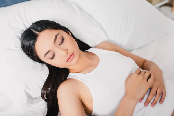 Attraktiv asiatisch frau schlafen auf bett bei morgen — Stockfoto