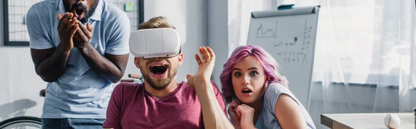 Foto panorámica de gente de negocios multiétnica asustada usando auriculares vr en la oficina - foto de stock