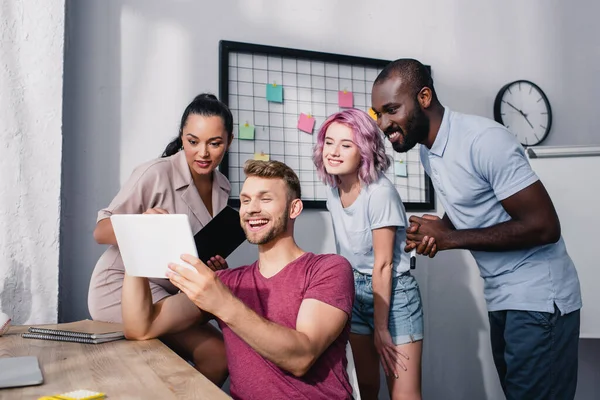 Selektiver Fokus multiethnischer Geschäftsleute mit digitalem Tablet im Büro — Stockfoto