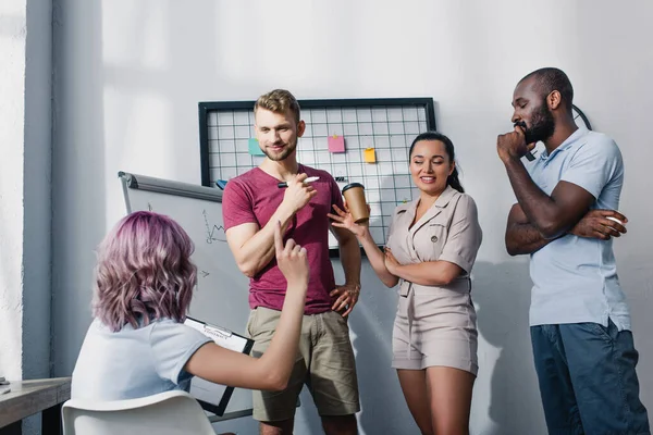 Selektiver Fokus der Geschäftsfrau mit Idee in der Nähe multiethnischer Mitarbeiter im Büro — Stockfoto