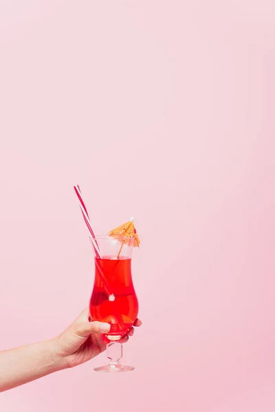 Cropped view of woman holding glass with cocktail isolated on pink — Stock Photo