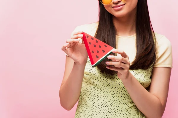 Vista cortada de menina positiva segurando melancia de papel fatiado isolado em rosa — Fotografia de Stock