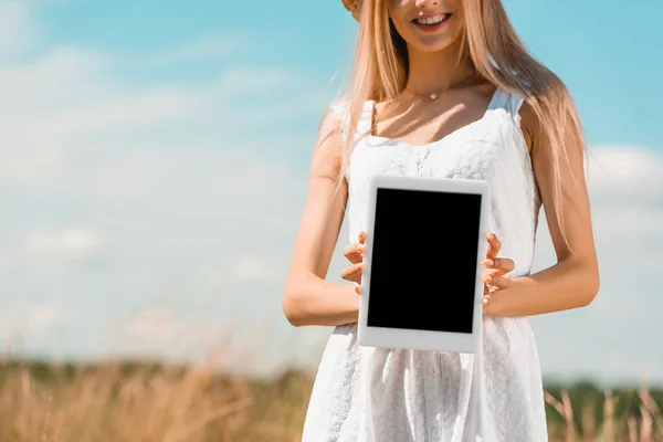 Teilaufnahme einer jungen Frau im weißen Kleid, die ein digitales Tablet mit leerem Bildschirm zeigt — Stockfoto