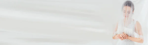 Горизонтальний образ нареченої у весільній сукні та мереживна завіса на сірому фоні — стокове фото