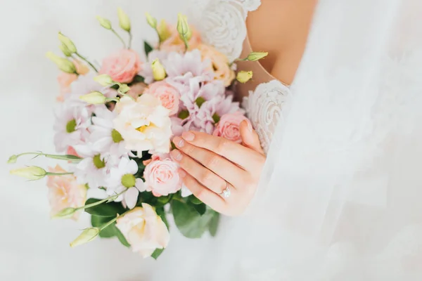 Vista recortada de la novia en vestido de novia y velo con ramo floral - foto de stock