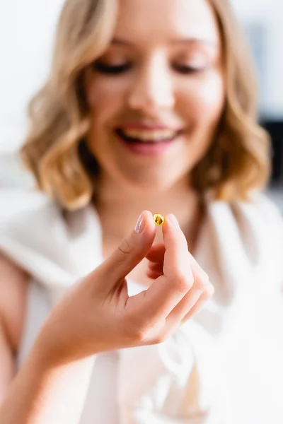Foco seletivo da mulher segurando pílula na mão — Fotografia de Stock