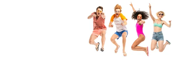 Horizontales Bild multiethnischer Freunde mit Sonnenbrille, die springen und mit den Fingern auf Weiß zeigen — Stockfoto