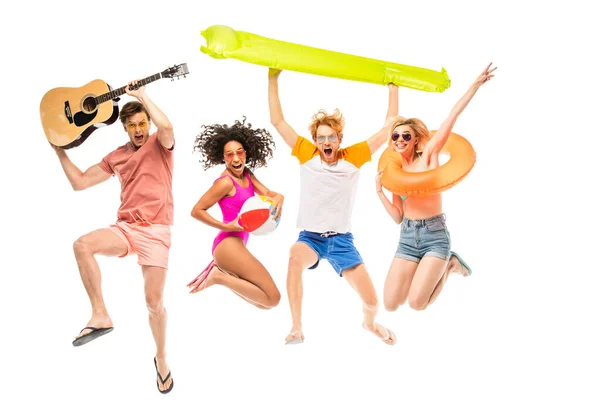 Aufgeregter Multikulti-Freund mit Sonnenbrille hält aufblasbaren Ball und Akustikgitarre in der Hand, während er isoliert auf Weiß springt — Stockfoto