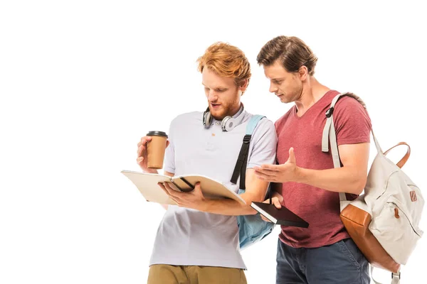 Studenten mit Coffee to go schauen auf Notizbuch isoliert auf Weiß — Stockfoto
