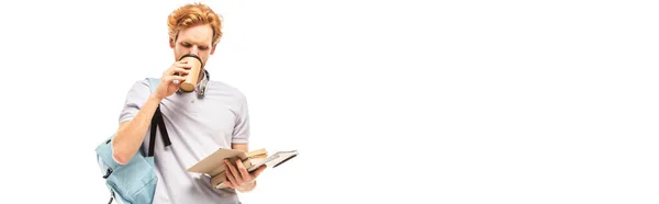 Conceito horizontal de livro de leitura do estudante enquanto bebe café isolado em branco — Fotografia de Stock