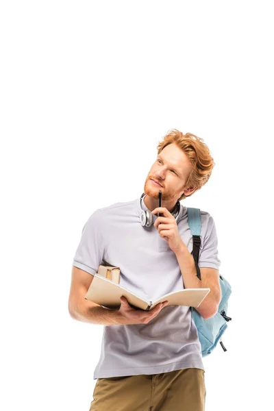 Estudiante reflexivo sosteniendo pluma y cuaderno abierto aislado en blanco - foto de stock