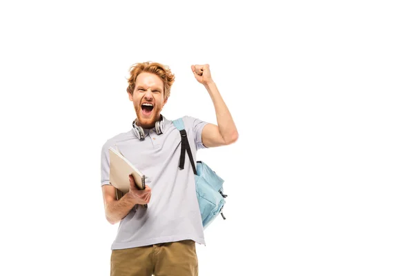 Студент с рюкзаком и блокнотом показывает да жеста изолированы на белом — стоковое фото