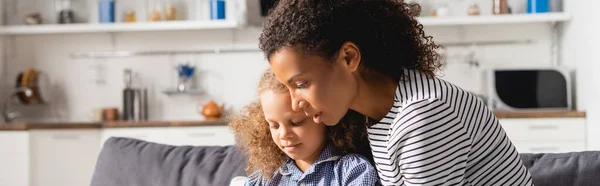 Conceito horizontal de babá afro-americano e criança sentados juntos na cozinha — Fotografia de Stock