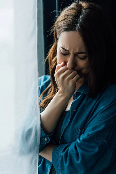 Mulher frustrada chorando e tocando rosto em casa — Fotografia de Stock