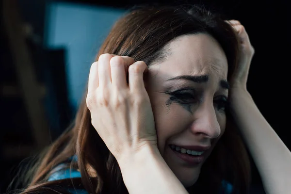Brünette Frau mit fließendem Wimperntusche weint zu Hause — Stockfoto