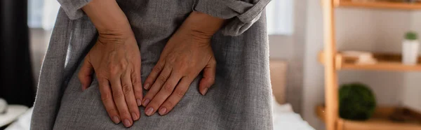 Frau leidet zu Hause unter Rückenschmerzen — Stockfoto