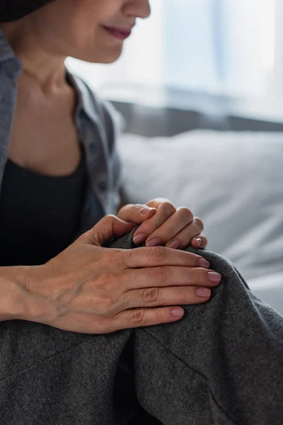 Abgeschnittene Ansicht einer Frau, die unter Schmerzen im Knie leidet — Stockfoto