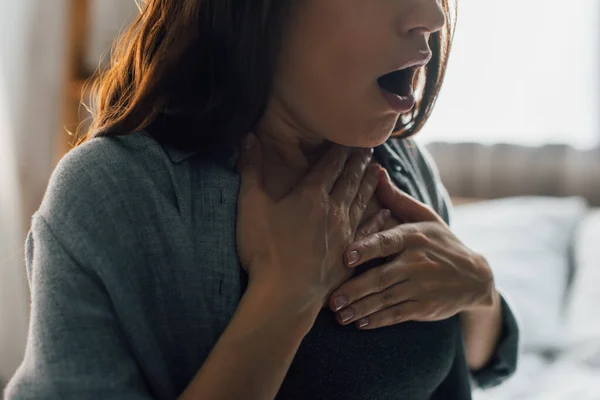 Abgeschnittene Ansicht einer brünetten Frau mit Panikattacke zu Hause — Stockfoto