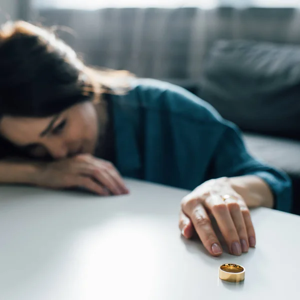 Foyer sélectif de femme triste atteignant anneau d'or sur la table basse, concept de divorce — Photo de stock