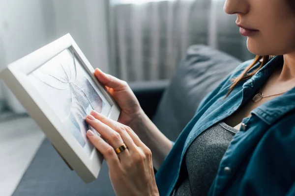 Cropped view of woman holding photo with broken glass in frame, divorce concept — Stock Photo