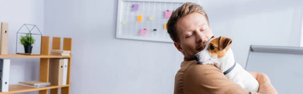 Jungunternehmer mit Jack-Russell-Terrier-Hund im Büro erschossen — Stockfoto