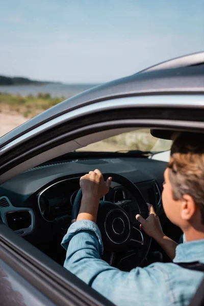 Concentration sélective de l'homme conduisant l'automobile pendant les vacances — Photo de stock