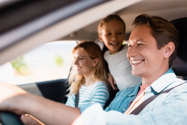 Селективное внимание человека за рулем автомобиля в выходные дни с семьей — стоковое фото