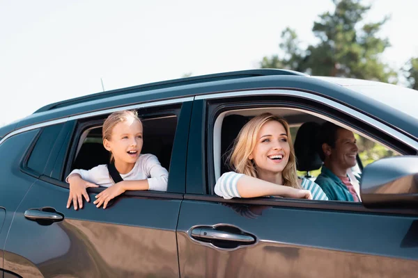 Вибірковий фокус жінки, яка дивиться у вихідні на машині з сім'єю — стокове фото