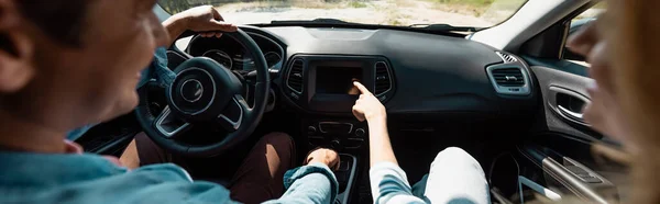 Conceito horizontal de mulher apontando com o dedo perto do homem dirigindo auto — Fotografia de Stock