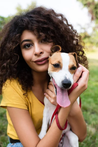 Foco seletivo de mulher jovem com Jack Russell terrier cão olhando para a câmera — Fotografia de Stock