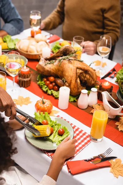Abgeschnittene Ansicht einer multiethnischen Familie beim festlichen Abendessen am Erntedankfest — Stockfoto