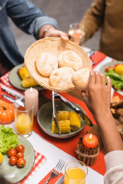 Vista ritagliata della ragazza afro-americana che prende panino in festa del Ringraziamento — Foto stock