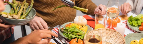 Cultivo panorámico de mujer afroamericana sirviendo espárragos en acción de gracias — Stock Photo