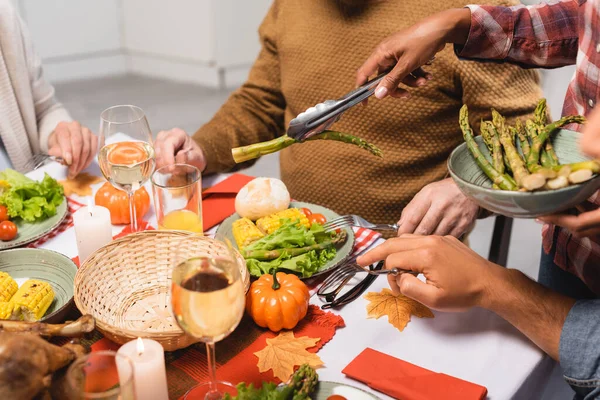 Vista ritagliata della donna afro-americana che serve asparagi il giorno del Ringraziamento — Foto stock