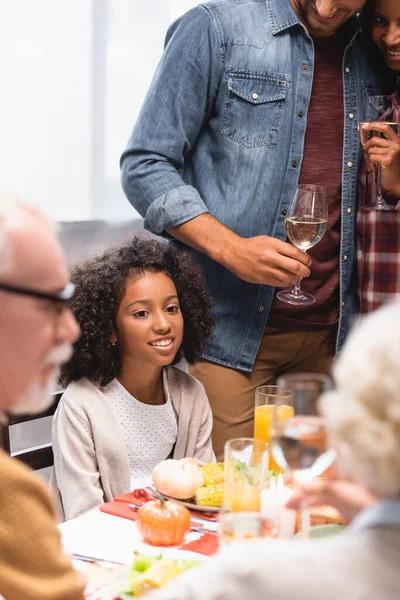 Enfoque selectivo del niño afroamericano mirando a los abuelos durante la celebración de Acción de Gracias - foto de stock