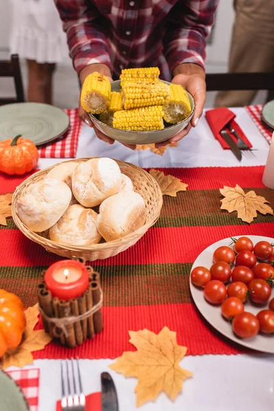 Cropped view of african american woman holding bowl of corn during thanksgiving celebration — Stock Photo