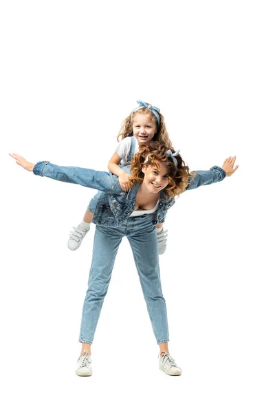 Mutter imitiert Flugzeug mit Tochter auf dem Rücken isoliert auf weiß — Stockfoto