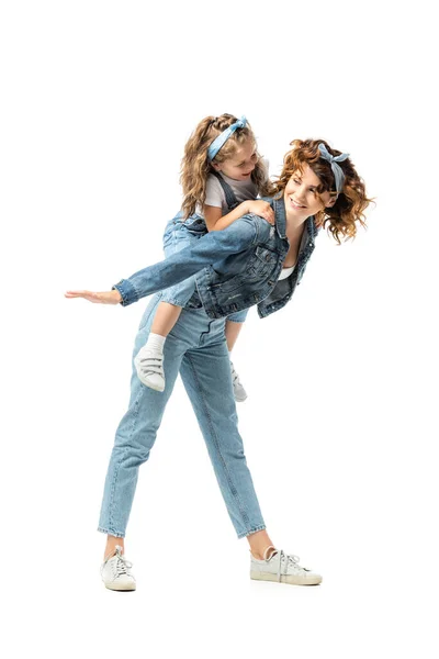 Madre imitando aereo con figlia sul retro isolato su bianco — Foto stock