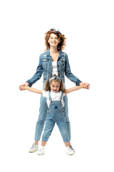 Mère et fille en tenue denim posant et souriant isolé sur blanc — Photo de stock