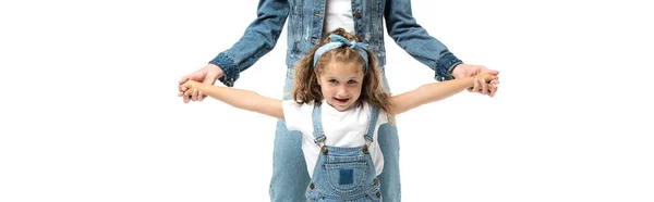 Vista ritagliata di figlia in abito denim posa con madre isolata su bianco, scatto panoramico — Foto stock