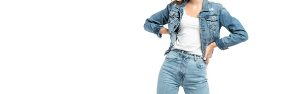 Обрезанный вид женщины в джинсовой одежде, позирующей руками на бедрах, изолированной на белом, панорамный снимок — стоковое фото