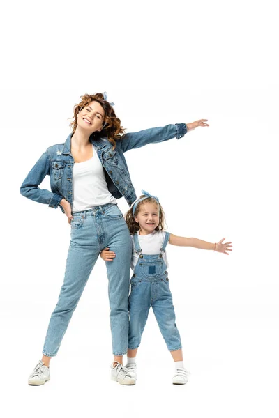 Tochter und Mutter im Jeans-Outfit mit ausgestreckten Händen auf weißem Hintergrund — Stockfoto