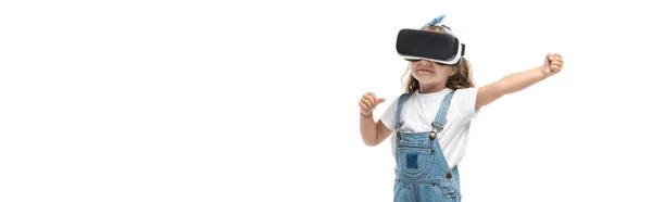 Menina em realidade virtual fone de ouvido gesticulando isolado em branco, tiro panorâmico — Fotografia de Stock